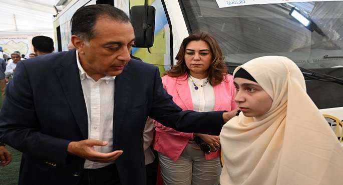 بالصور..رئيس الوزراء يستجيب لطلب والد طفلة مريضة أصيبت بالعمى ونقلها فوراً إلى معهد ناصر