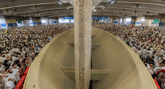 حجاج بعثة القرعة يواصلون رمى الجمرات فى ثانى أيام التشريق