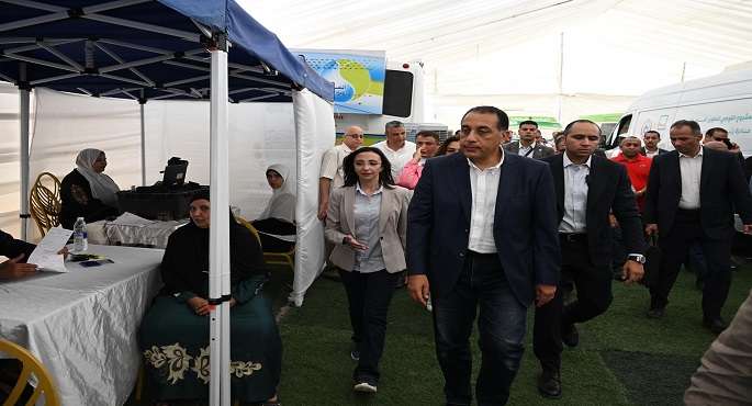 بالصور..رئيس الوزراء يتفقد قافلة خدمية ضمن “حياة كريمة” بقرية “زاوية صقر” بالبحيرة