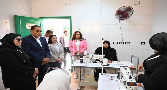 بالصور..رئيس الوزراء يتفقد “مشغل البحراوية” بقرية زاوية صقر