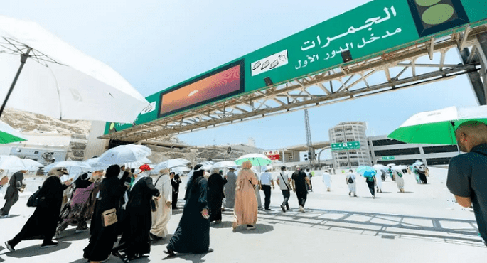 المتعجلون من الحجاج يبدأون رمى الجمرات ويتوجهون لطواف الوداع