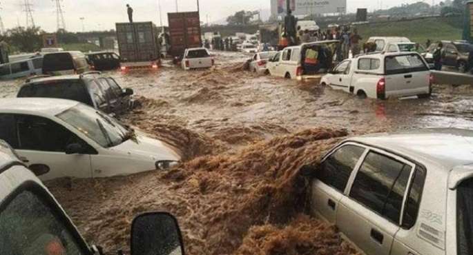مقتل 49 شخصا فى فيضانات جنوب إفريقيا واستمرار عمليات البحث