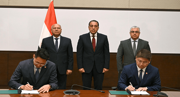 بالصور.. رئيس الوزراء يشهد توقيع عقد مشروع إقامة مجمع صناعى متكامل لإنتاج مستلزمات الطاقة الشمسية بالسخنة