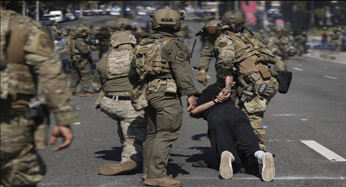 تواصل احتجاجات لوس أنجلوس مع انتشار الحرس الوطنى .. واعتقال 56 متظاهر