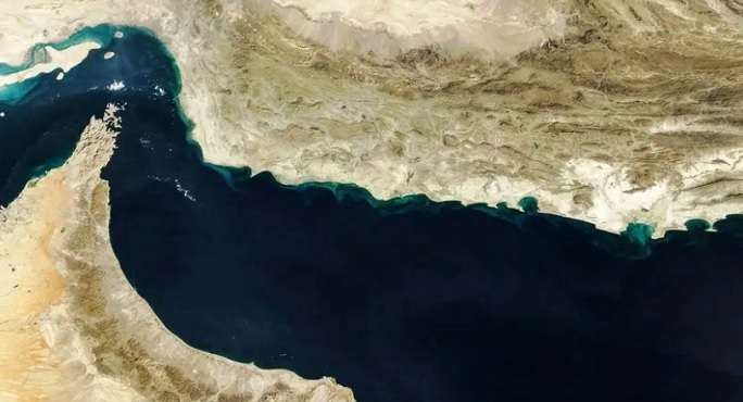 عكاظ السعودية: مضيق هرمز.. بين شرعية القانون ومخاطر التصعيد