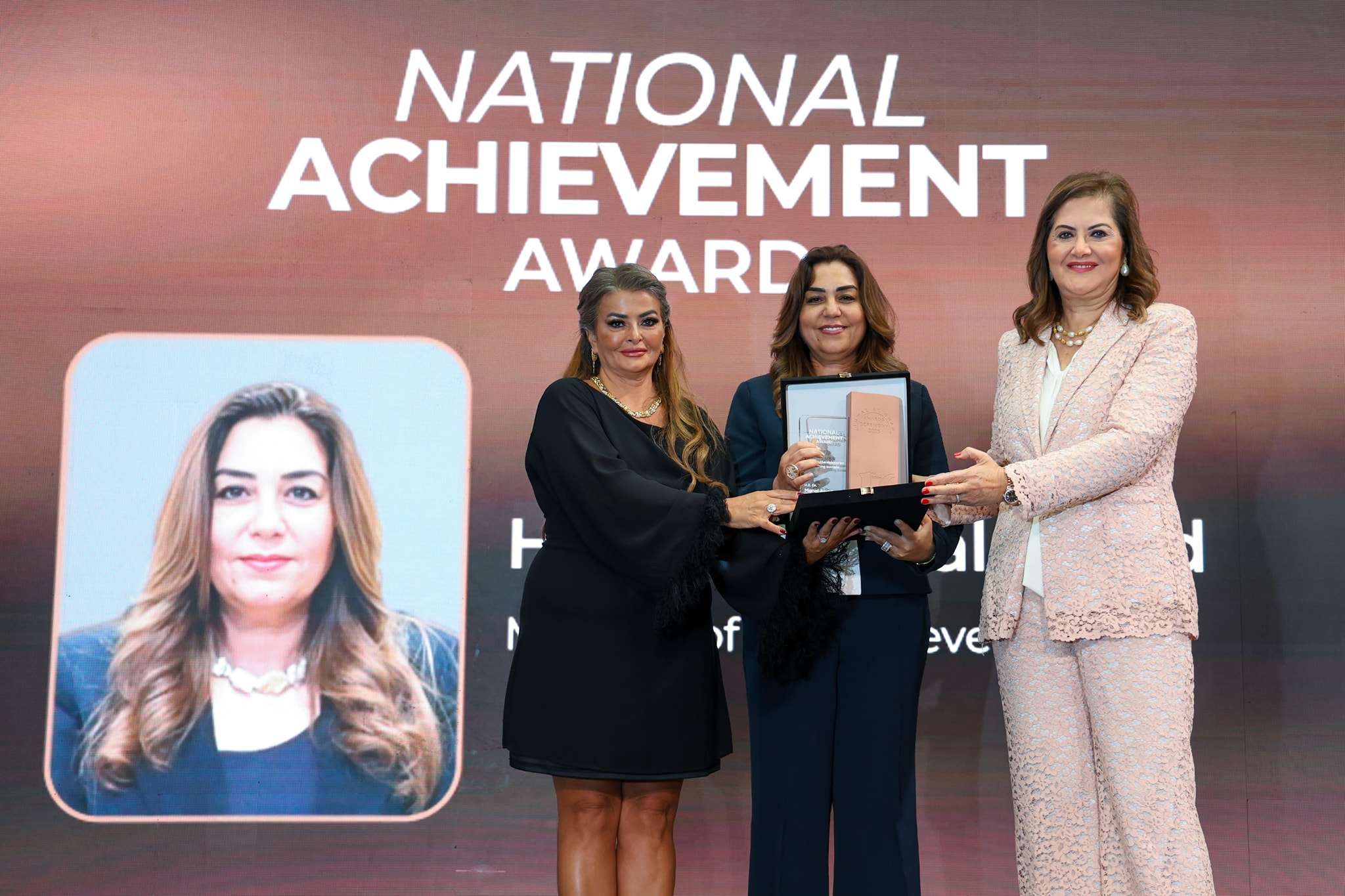 منح وزيرة التنمية المحلية جائزة الإنجاز الوطنية لعام 2024 تقديرًا لجهودها فى دعم مسار التنمية
