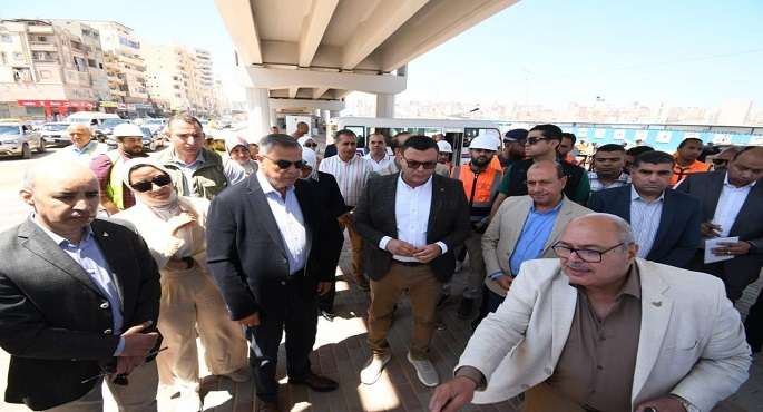 بالصور.. وزير الإسكان ومحافظ الإسكندرية يتفقدان مشروع إنشاء كوبرى 45 “محور السادات”