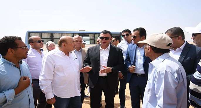 بالصور.. وزير الإسكان يتفقد مشروع الإسكان الأخضر وتطوير شبكة الصرف الصناعى بالمنطقة الصناعية