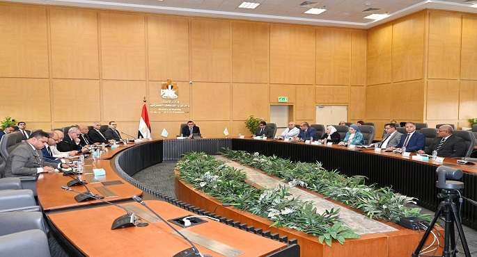 وزير الإسكان يعقد اجتماعا للجنة التنسيقية العليا ويوجه رؤساء المدن بترشيد استهلاك الطاقة والمياه