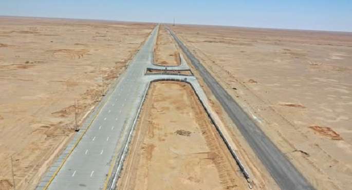 بالصور.. وزير الإسكان: افتتاح وتشغيل القطاع الرابع من إزدواج طريق سيوة / مطروح بطول 50 كم