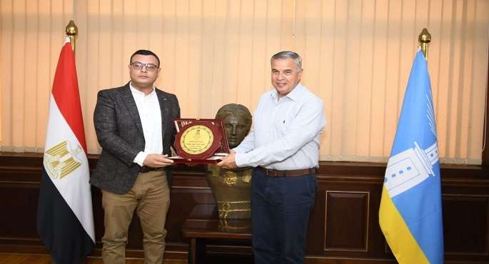 بالصور.. وزير الإسكان ومحافظ الإسكندرية يعقدان اجتماعًا لمتابعة ملفات العمل والمشروعات المشتركة