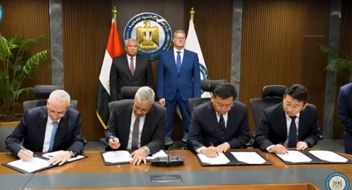 وزير البترول ومحافظ الوادى الجديد يشهدان توقيع عقود مجمع إنتاج حامض الفسفوريك