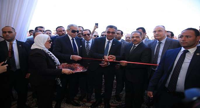 بالصور.. وزير التموين ومحافظ الشرقية يفتتحان سوق اليوم الواحد بالعاشر من رمضان