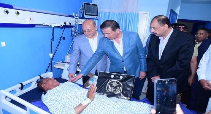 وزير الزراعة يزور مسئول حماية الأراضى المصاب أثناء حملة لإزالة التعديات بمستشفى سوهاج الجامعي