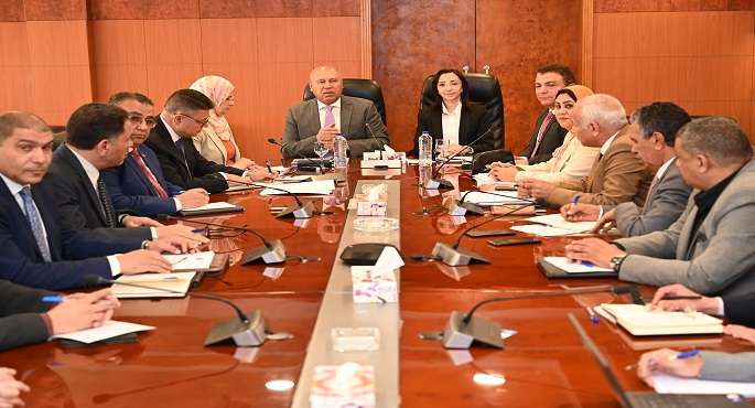 وزير الصناعة والنقل يبحث مع محافظ ومستثمرى البحيرة تحديات المناطق الصناعية بالمحافظة وسبل حلها