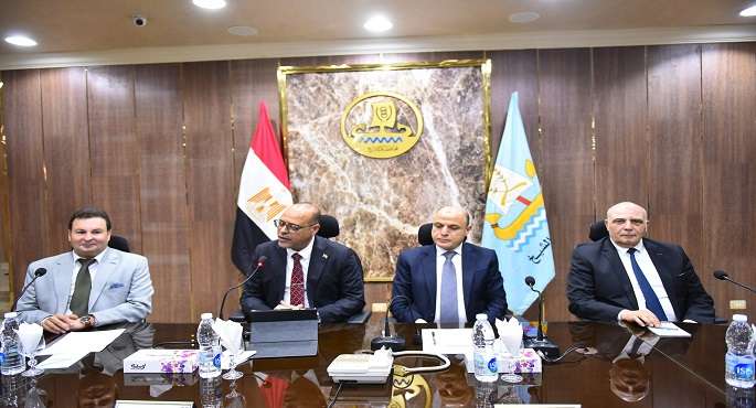 بالصور.. وزير العمل ومحافظ كفر الشيخ يسلّمان عقود عمل لذوى الهمم