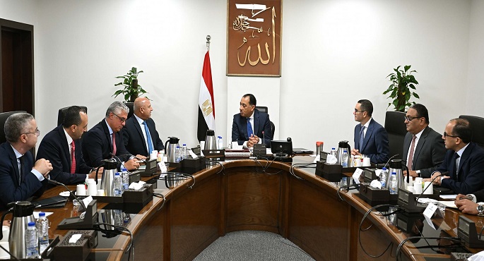 مدبولى يتابع الإجراءات التنفيذية لتوطين صناعة السيارات الكهربائية