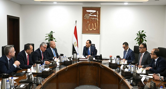 رئيس الوزراء يتابع مع رئيس الهيئة العامة للمنطقة الاقتصادية لقناة السويس عدداً من ملفات العمل