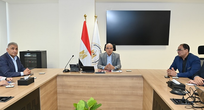 بالصور ,, وزير الرى يبحث عدد من نماذج ومقترحات تطوير واجهات المدن النيلية