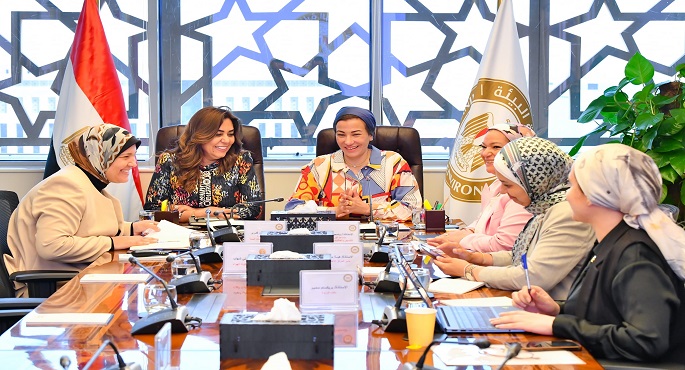 د.منال عوض و د.ياسمين فؤاد تباشران إجراءات تسليم وتسلم ملفات وزارة البيئة