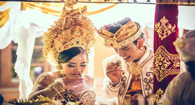 أغرب تقاليد الزفاف حول العالم.. ممنوع دخول العروسين الحمام 3 أيام بإندونيسيا