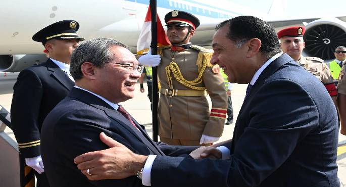 رئيس الوزراء يستقبل رئيس مجلس الدولة الصينى بمطار القاهرة الدولى