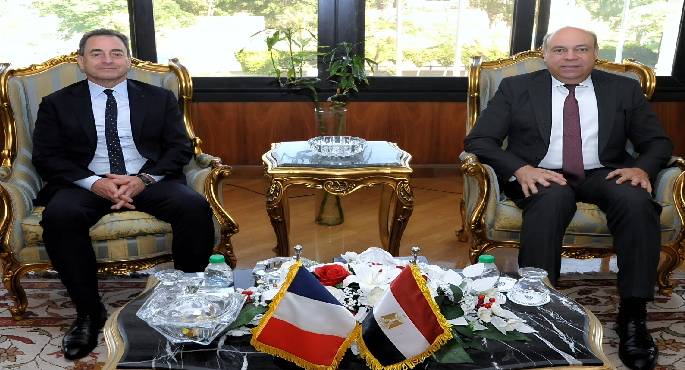 وزير الطيران المدنى يبحث مع سفير فرنسا سبل تعزيز التعاون بمجال الأرصاد والملاحة الجوية