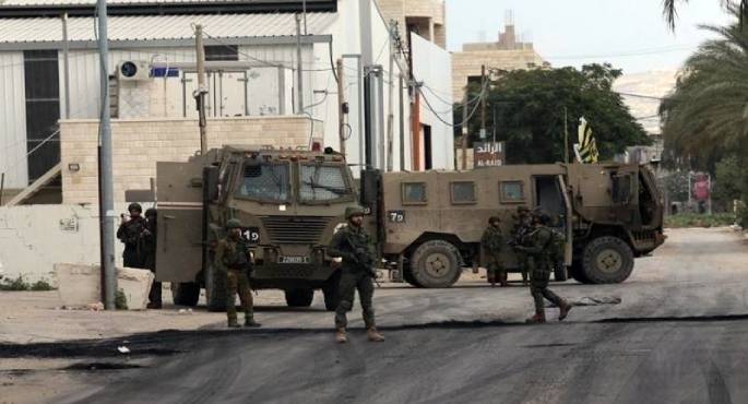 الاحتلال الإسرائيلى يدفع بتعزيزات عسكرية إلى طولكرم ويتمركز فى الحى الغربى منها