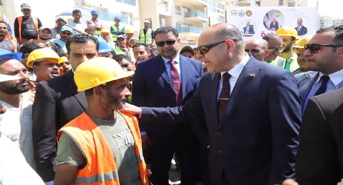 وزير العمل ومحافظ مطروح يتفقدان قوافل طبية تقدم خدمات صحية للعمالة غير المنتظمة بالعلمين