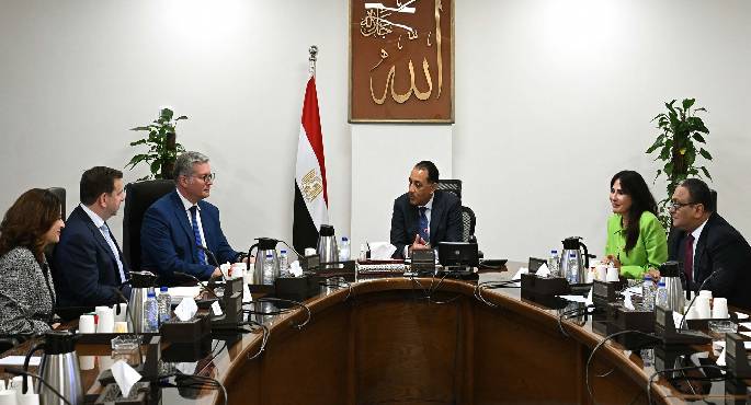 مدبولي يستعرض مع رئيس شركة “شل العالمية لأنشطة الغاز” استثماراتها في مصر