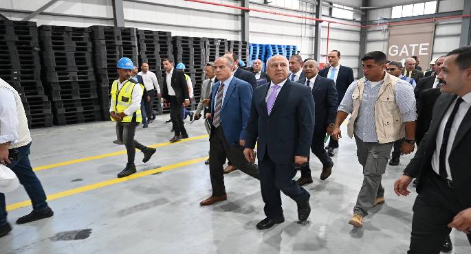وزير الصناعة يجرى جولة تفقدية موسعة بمشروعات مينائى الإسكندرية والدخيلة