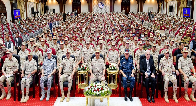 وزير الدفاع يلتقى عددا من قادة وضباط القوات المسلحة بقيادة المنطقة المركزية العسكرية
