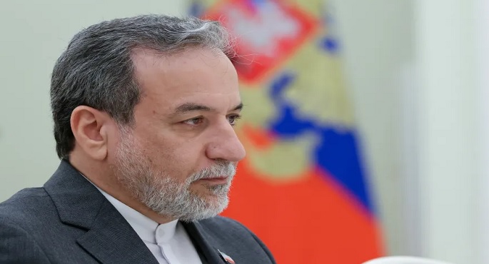 وزير خارجية إيران يحذّر الدول الأوروبية الثلاث من تفعيل آلية الزناد