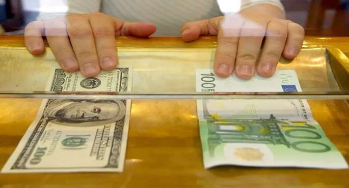 الأسهم والدولار يتراجعان مع تمرير ترامب لقانون الإنفاق