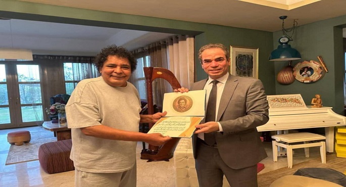 المسلمانى يكرم “الكينج” محمد منير بوسام ماسبيرو للإبداع
