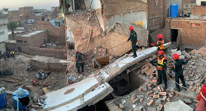 ارتفاع حصيلة ضحايا انهيار مبنى سكني فى كراتشى بباكستان إلى 19 قتيلًا ومصابًا