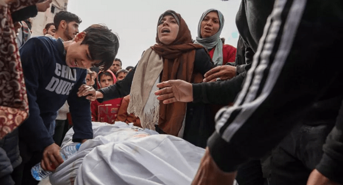 استشهاد  60 فلسطينيا بينهم 35 من طالبى المساعدات فى قطاع غزة