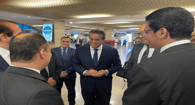 بالصور .. وزير الصحة يشيد بجاهزية الفرق الطبية داخل عيادات المطار