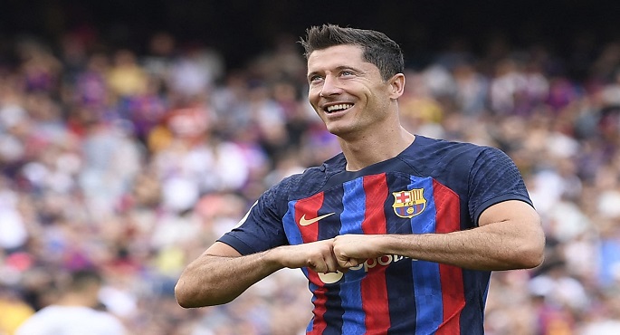 ليفاندوفسكى ينفى رحيله عن برشلونة: مستعد للموسم الجديد