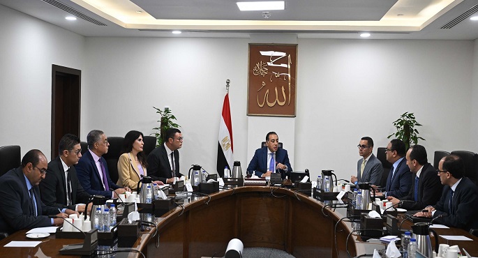 رئيس الوزراء يستعرض ملامح النسخة النهائية من مشروع قانون المناطق المركزية للمال والأعمال