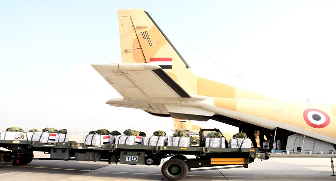 بالصور.. تنفيذًا لتوجيهات الرئيس السيسى.. مصر تسقط أطنانًا من المساعدات جوًا على قطاع غزة