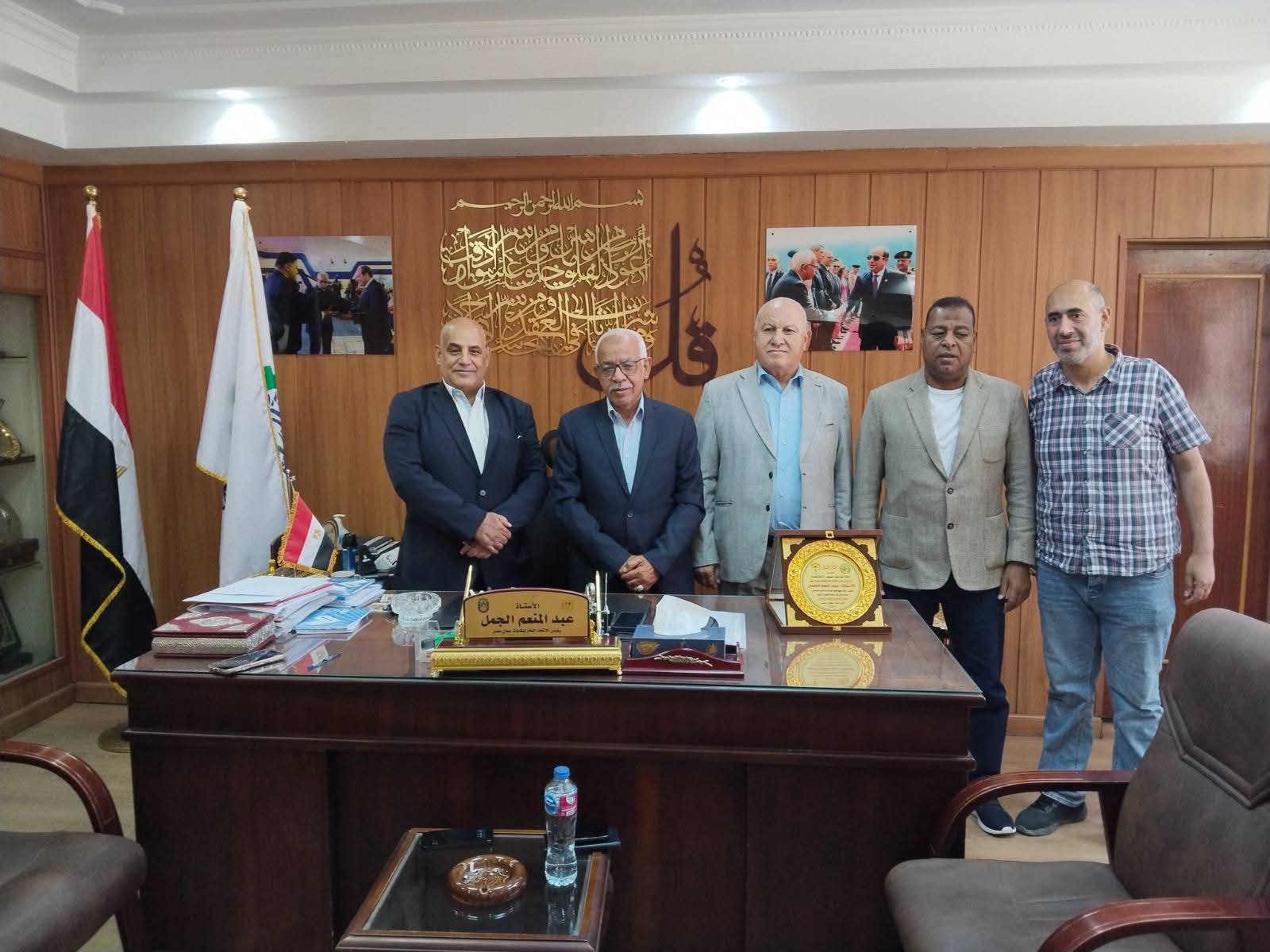 اتحاد عمال مصر يستقبل وفدًا فلسطينيًا ويجدد دعمه لقضية غزة