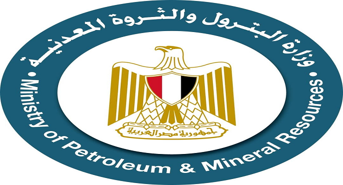 وزارة البترول تسيطر على حريق اندلع في مركب حاويات أثناء تواجدها بالمجرى الملاحى