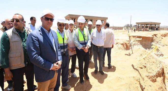 وزير الإسكان يتفقد محاور الطرق ومحطة تنقية مياه الشرب الجديدة بمدينة السادات