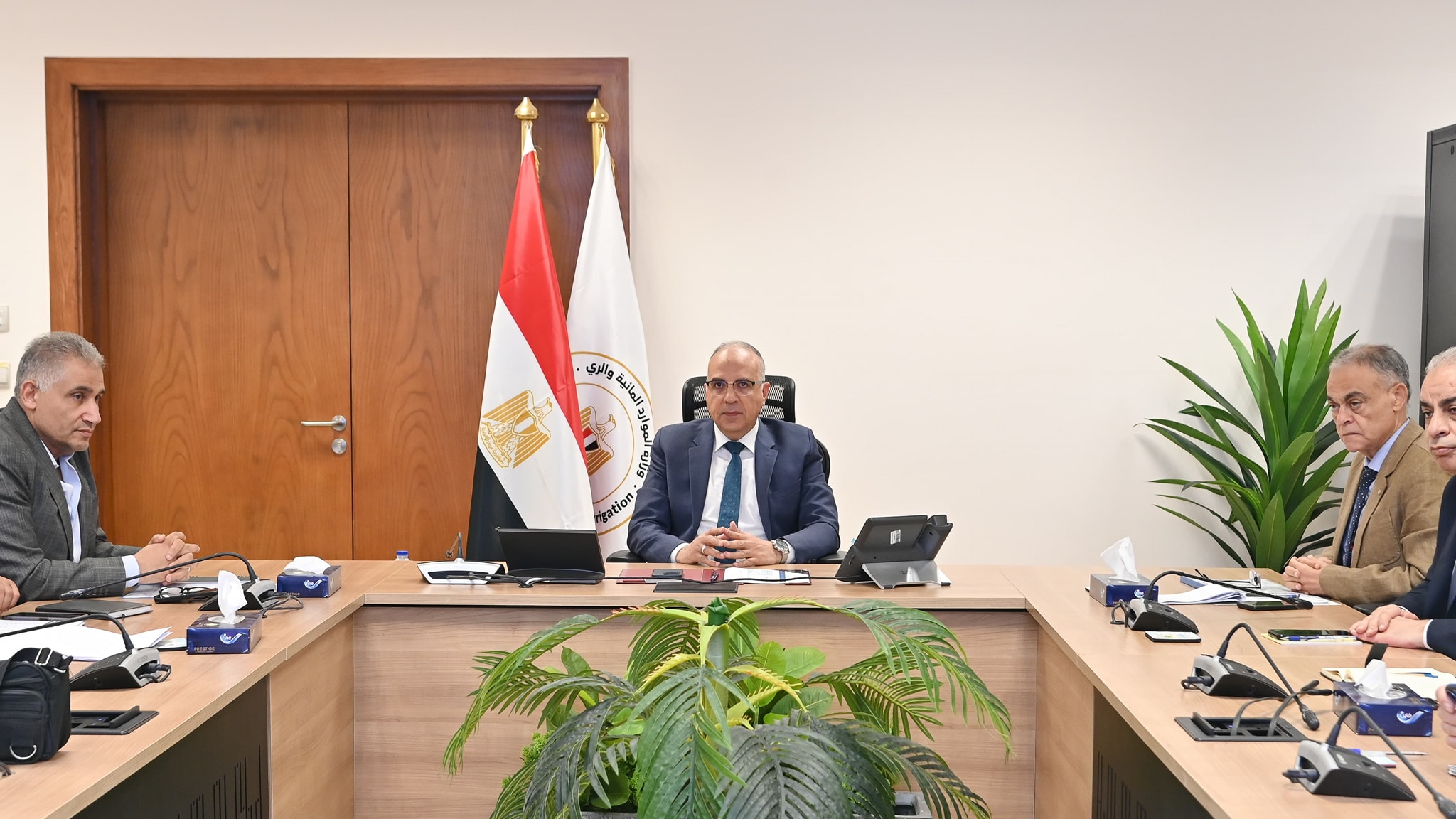 وزير الرى يبحث حالة المنظومة المائية وموقف المرحلة الثانية من تطهيرات الترع