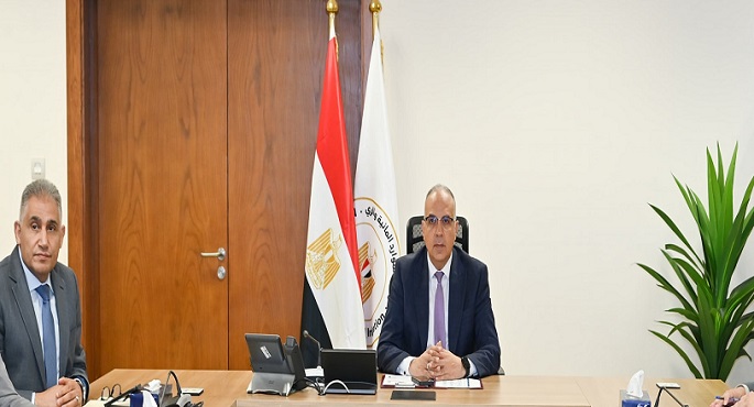 وزير الرى يعقد إجتماعًا لمناقشة إجراءات تحسين منظومة إدارة وتوزيع المياه
