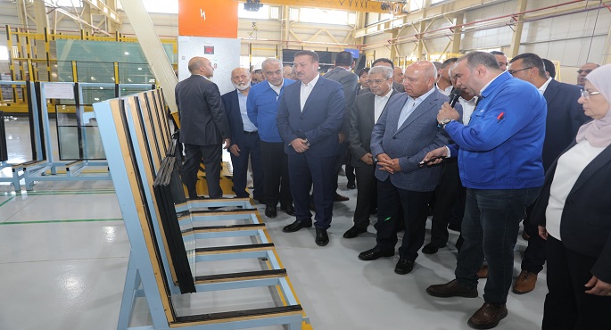 وزير الصناعة يفتتح مصنع زجاج هندسى ويضع حجر أساس خط إنتاج الثلاجات بالمنوفية