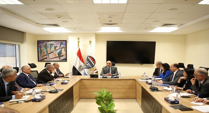 وزير قطاع الأعمال: تعزيز بيئة العمل الآمنة والالتزام المستمر بالصيانة الوقائية والدورية وتطبيق أعلى معايير الجودة