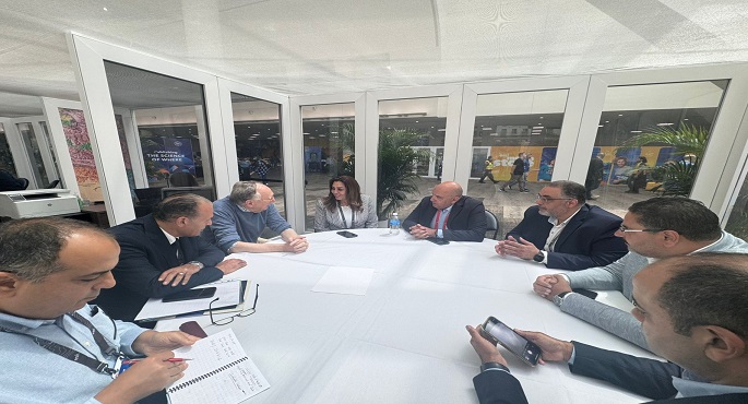 وزيرة التنمية المحلية تبحث مع رئيس ومؤسس شركة (إزرى) العالمية مجالات التعاون المشترك