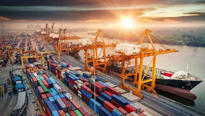 واشنطن تلغى الإعفاءات الجمركية وتفرض ضرائب على كل شحنة دون استثناء